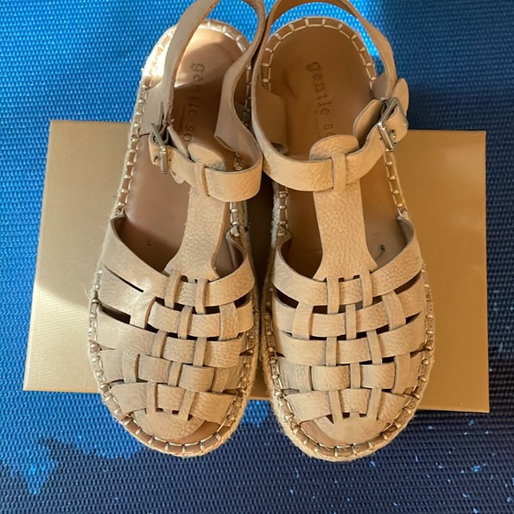 Kenneth Cole Gentle Souls Tan Fisherman T-Stap Sandals 9.5 - Picture 1 of 6